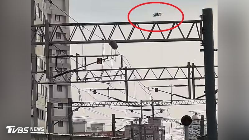「無人機」闖豐原車站上空撞電桿墜落。(圖/翻攝YouTube@PPE1064)