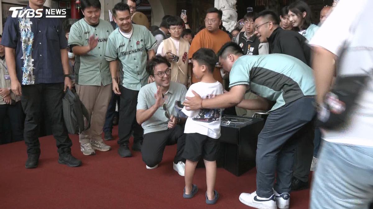沈伯洋台中助選「掀洋流」 民眾搶拍 小孩衝上台要簽名