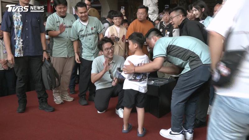 沈伯洋台中助選「掀洋流」 民眾搶拍 小孩衝上台要簽名(圖/TVBS)