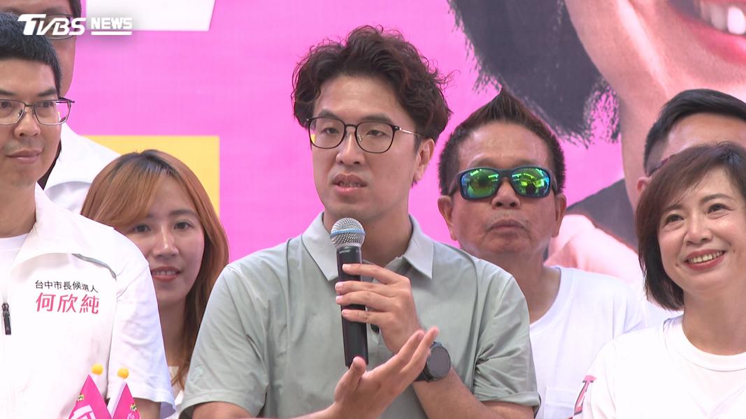 沈伯洋台中助選「掀洋流」 民眾搶拍 小孩衝上台要簽名(圖/TVBS)