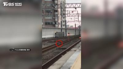 無人機失控撞電車線桿墜鐵軌!鐵道迷全錄下