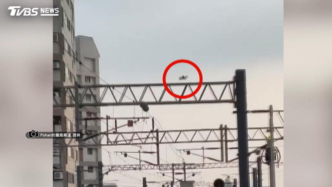 無人機失控撞電車線桿墜鐵軌!鐵道迷全錄下 最高恐罰百萬(圖/TVBS)