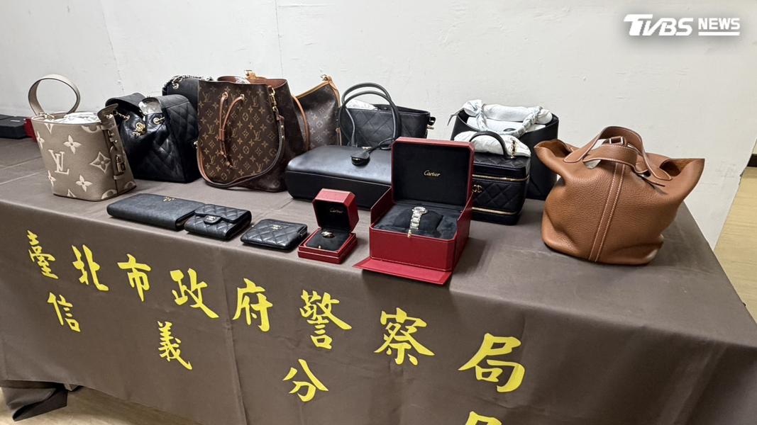 社工江羿潔家中查扣的名牌包、名錶等精品。(圖/TVBS)