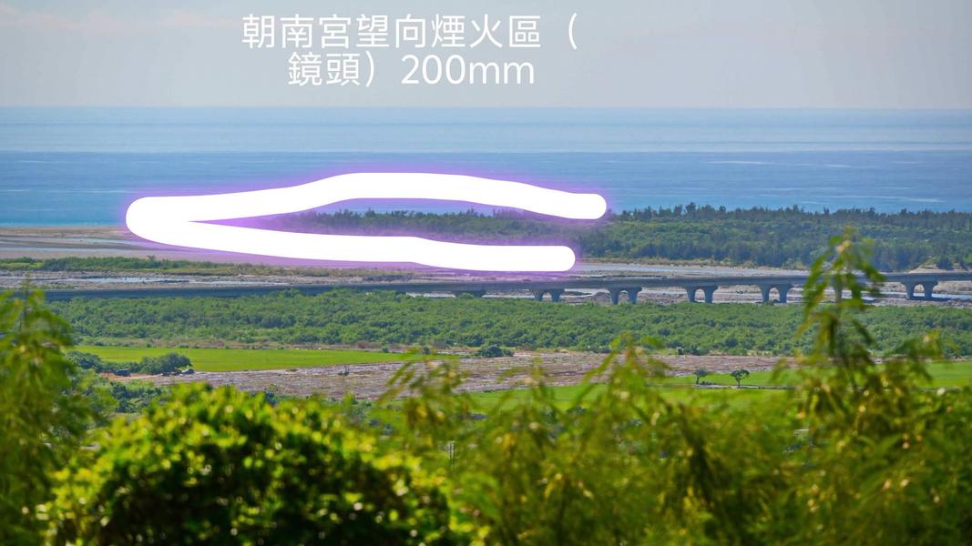此處拍攝點為富源山區朝南宮,恐有煙火重疊景象。(圖/周建芳提供)
