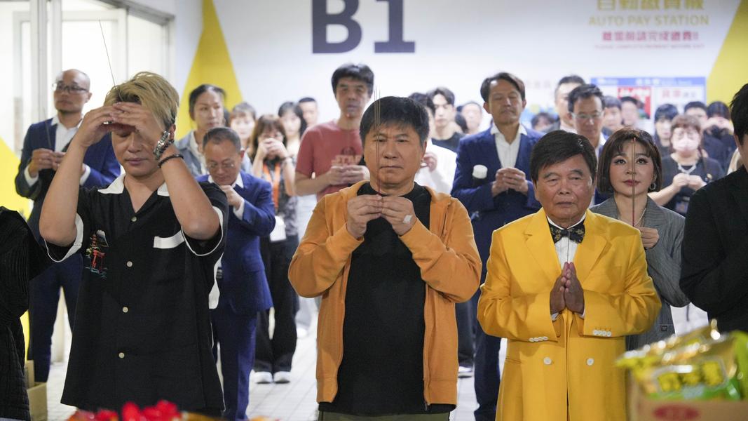今天活動開始前的拜拜儀式中,胡瓜也數度感動哽咽。(圖/萬星傳播提供)