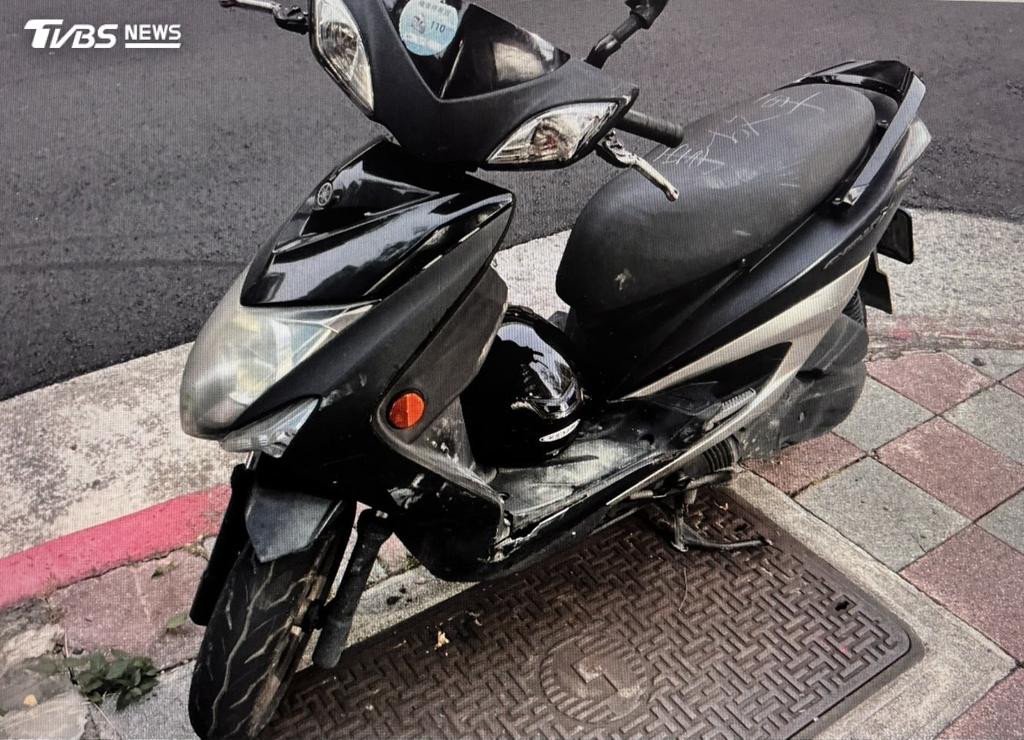 機車與自小客車各有車損。（圖／TVBS）