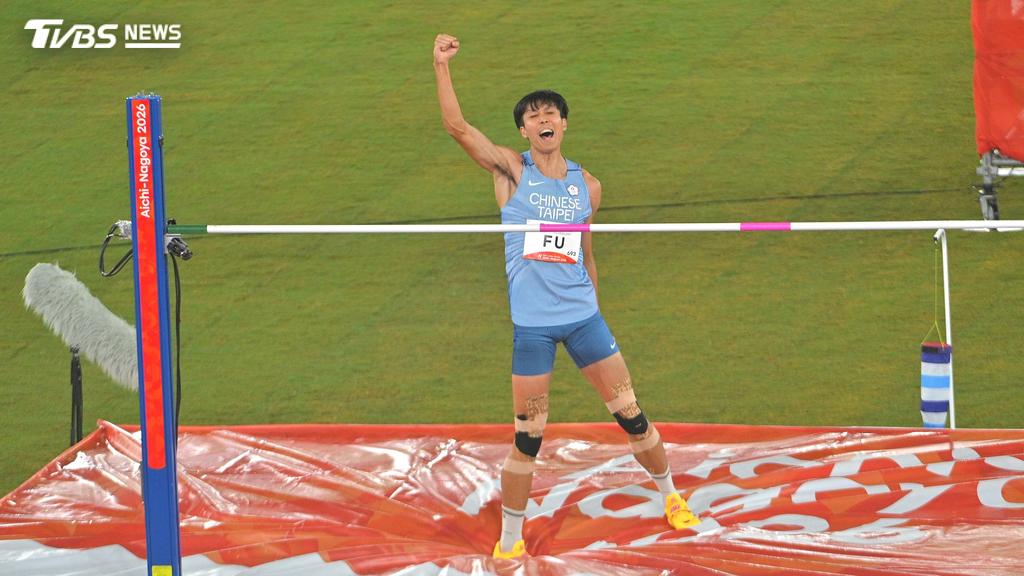 傳兆玄振臂歡呼。(圖 /胡瑞麒攝)