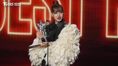MTV音樂大獎/Lisa打敗泰勒絲奪最佳流行歌手獎淚喊「SaWaDiKa」 將嘟嘟車搬上舞台