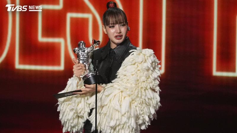 Lisa獲獎時感動在台上大哭。(圖/達志影像美聯社)