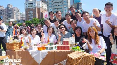 沈伯洋「雞蛋糕加東泉辣椒醬」新吃法 蔡其昌抗議:無法接受!