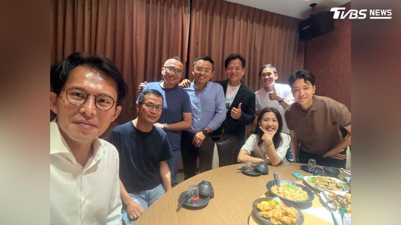 民眾黨黨主席黃國昌在中秋連假曬出民眾黨竹北市長邱臣遠與藍委餐敘照片。(圖/黃國昌臉書)