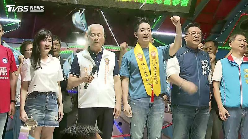 台北市長蔣萬安(右)與中庄仔福德宮董事長林春裕(左)。(圖/TVBS)