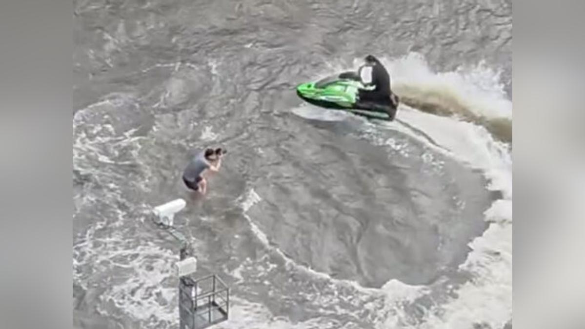 有片/曼谷大淹水!他竟騎水上摩托車「擺拍」 災民怒:拿苦難換流量