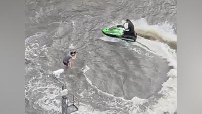 有片/曼谷大淹水!他竟騎水上摩托車「擺拍」 災民怒:拿苦難換流量