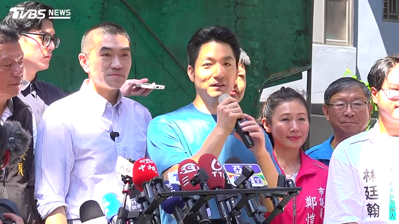 台北市長蔣萬安(右)一早赴基隆安樂市場陪同基隆市長謝國樑(左)掃街。(圖/TVBS)