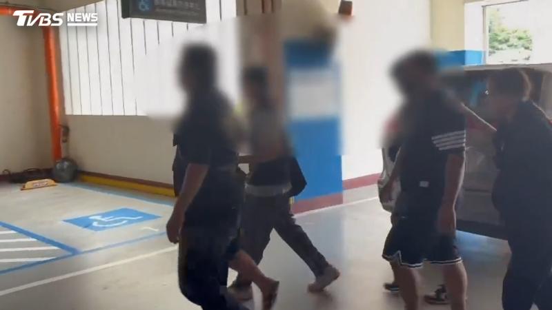 3名嫌犯拘提到案,並全力追捕1名逃跑嫌犯。(圖/TVBS)
