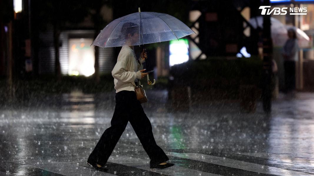 東京都心已連續降雨32天,但接下來還有舒力基颱風和秋雨鋒面影響,東京有可能創下連續35天降雨的新紀錄。(圖/達志影像路透社)