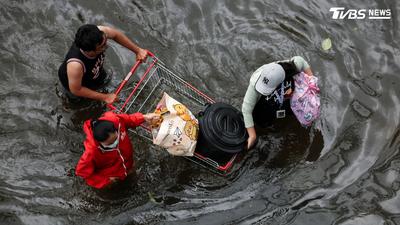 曼谷泡水第4天! 連避難所都缺糧 災民「拖小船」到超市搶食物