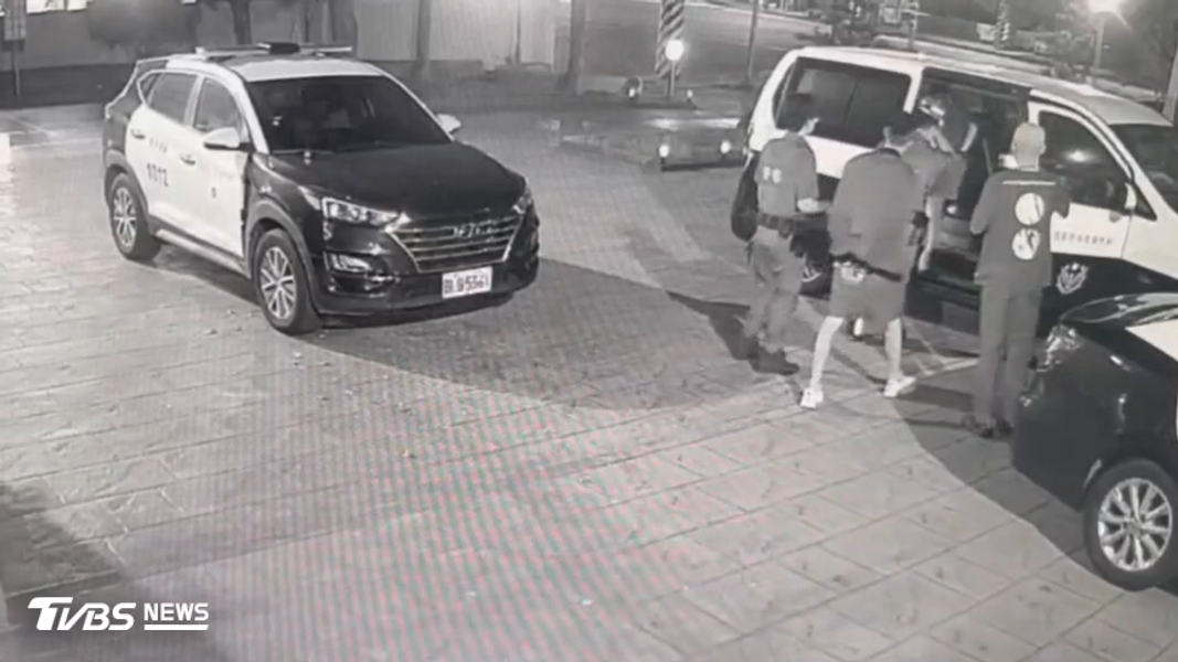 連假倒數,新竹一群人相約喝酒,其中兩名男子卻與路過的一名駕駛,發生口角衝突。(圖/TVBS)