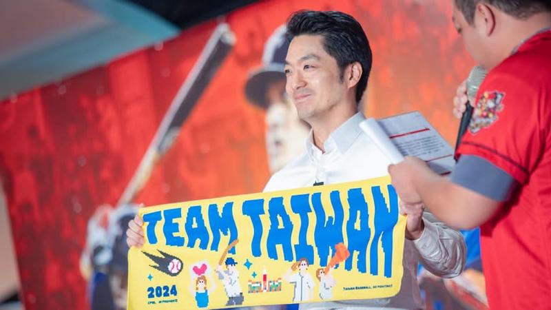 台北市長蔣萬安在臉書上曬出手拿「Team Taiwan」字樣毛巾。(圖/取自蔣萬安臉書)