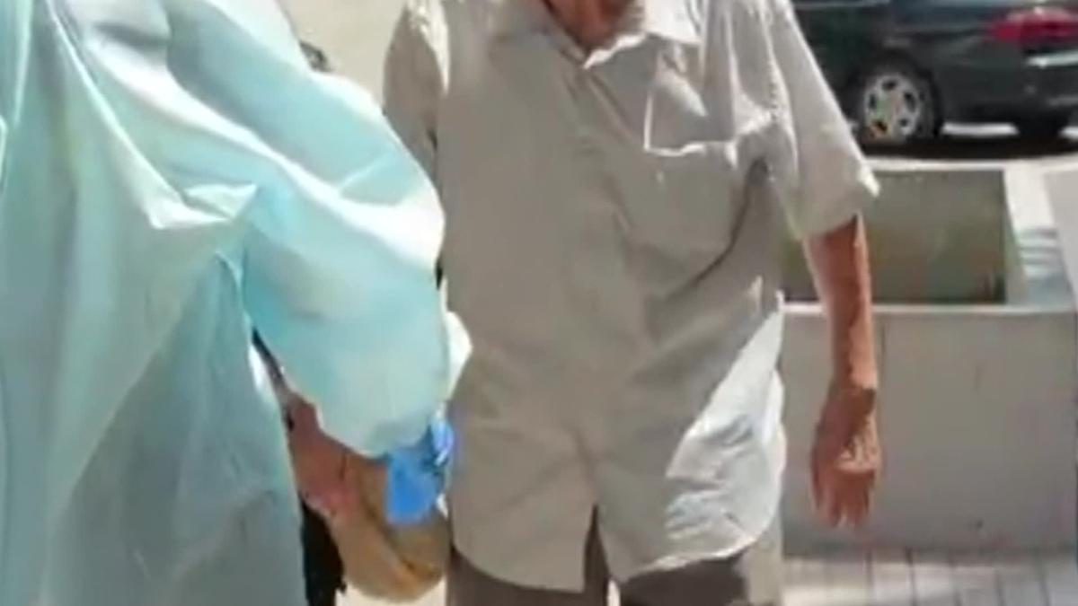 60歲男猝死公車上!檢警相驗查死因 老父神情落幕現身殯儀館