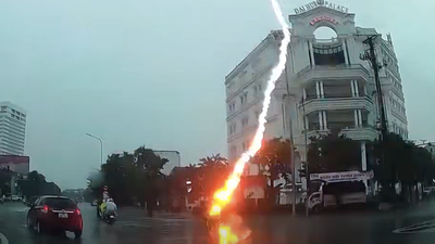 有片/天降巨雷!女騎士騎車遭「閃電直擊」慘摔昏迷 驚悚瞬間曝