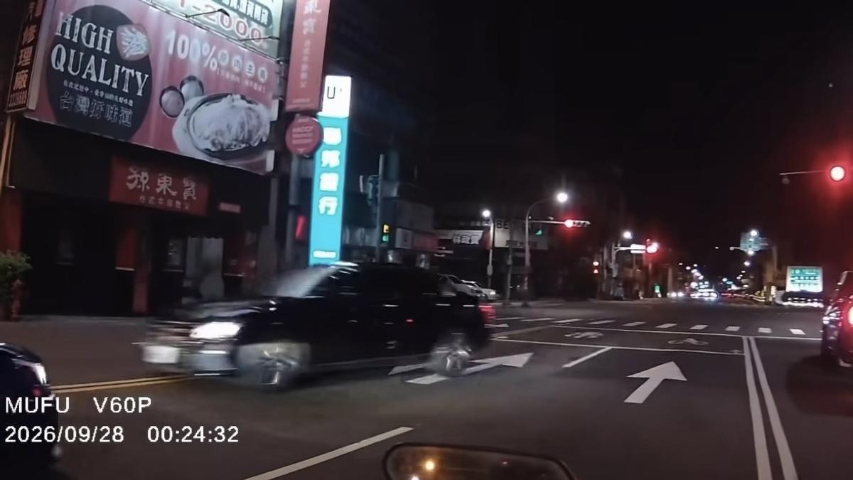 桃園男拒檢猛踩油門撞警車!兩車夾擊硬闖逃 逆向狂飆後棄車落跑