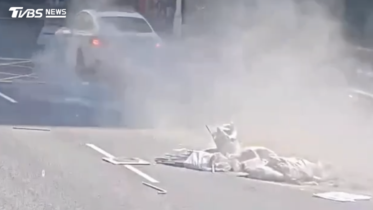 北市忠孝東路轎車「猛撞12機車」 駕駛看一眼逃離現場