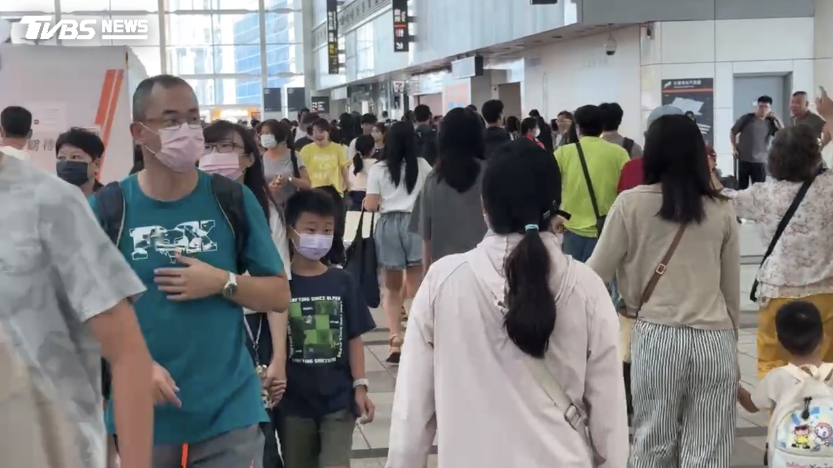 中秋連假尾聲!高鐵左營站湧恐怖人潮 自由座「貪食蛇」人龍曝