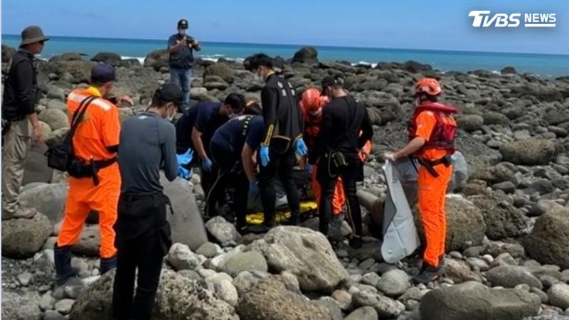 都歷天空之鏡的礁石區,海巡與消防人員正協助將失蹤者的遺體搬離。(圖/民眾提供)