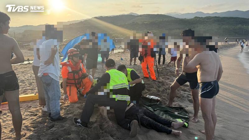 貢寮區金沙灣海水浴場稍早傳出2名遊客溺水,其中1人被救起時已無生命跡象。(圖/TVBS)