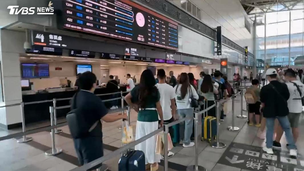 連假返鄉人潮塞爆高鐵,對號座全售罄「全車開放站立」疏運。(圖/TVBS)