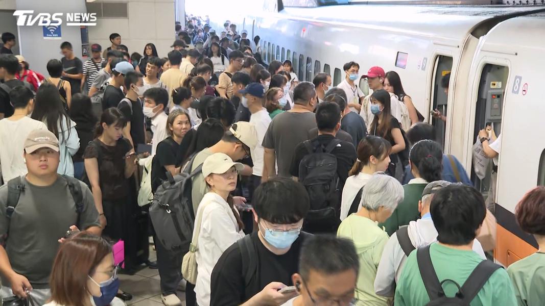 現場旅客紛紛反映搭車困難,有人表示上一班車完全擠不上去。(圖/TVBS)