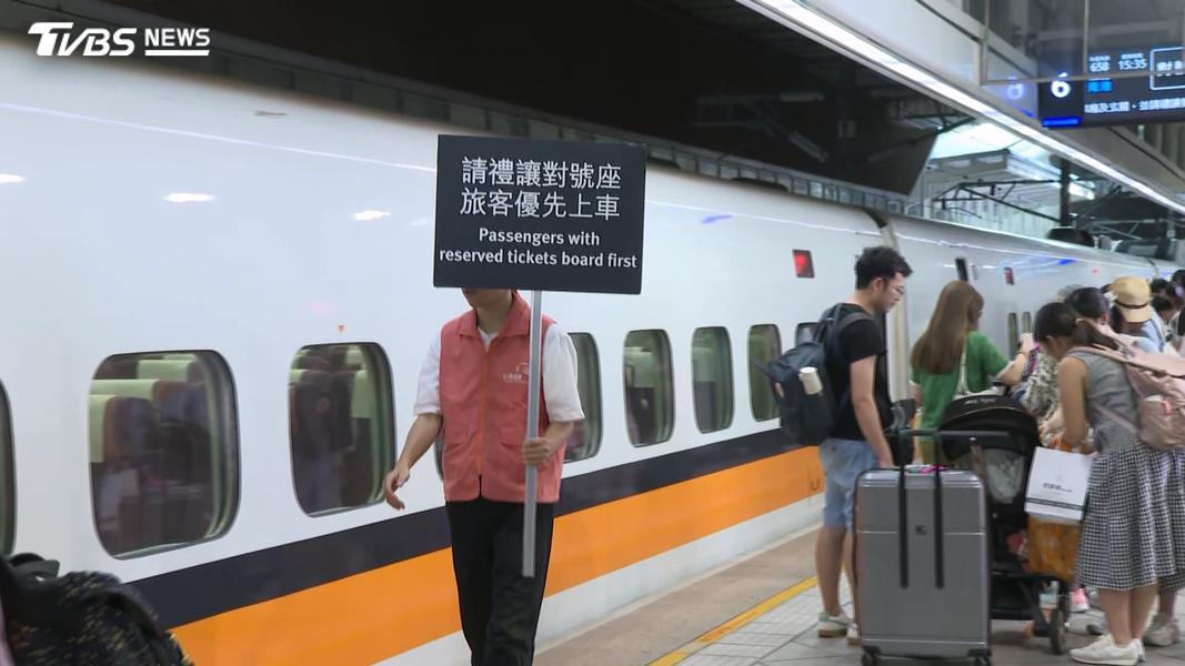 高鐵公司出動大批工作人員,除了公告請旅客禮讓對號座先上車外,也派員廣播提醒自由座旅客勿進入商務艙車廂。(圖/TVBS)