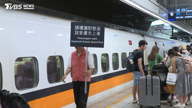 中秋連假高鐵自由座人潮塞爆,甚至擠進商務艙。(圖/TVBS)