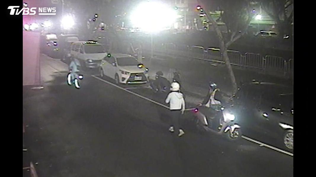 中秋夜撞傷雙載機車!共享單車男「盯了15秒」逆向逃逸(圖/TVBS)