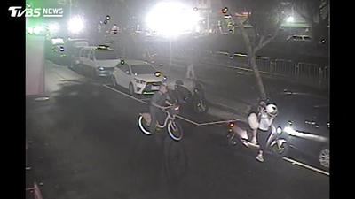 中秋夜撞傷雙載機車!共享單車男「盯了15秒」逆向逃逸