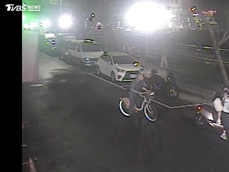 中秋夜撞傷雙載機車!共享單車男「盯了15秒」逆向逃逸(圖/TVBS)