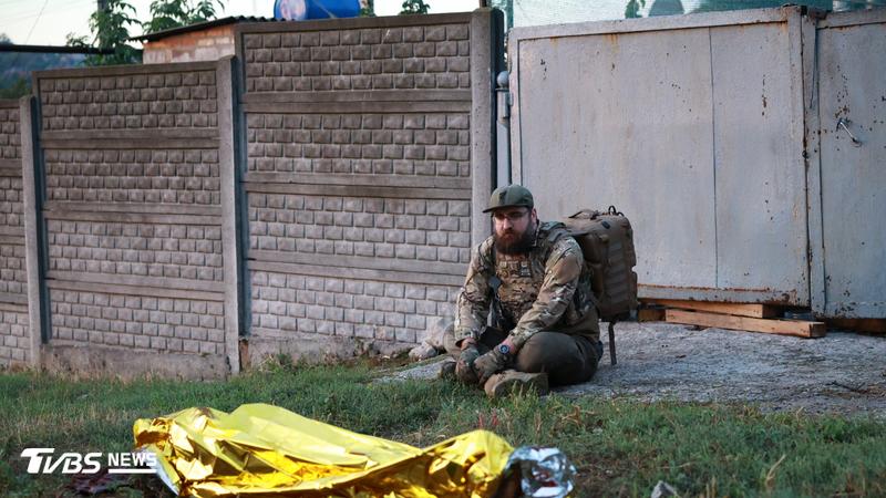 烏軍醫護人員呆坐地板。(圖/達志影像美聯社)