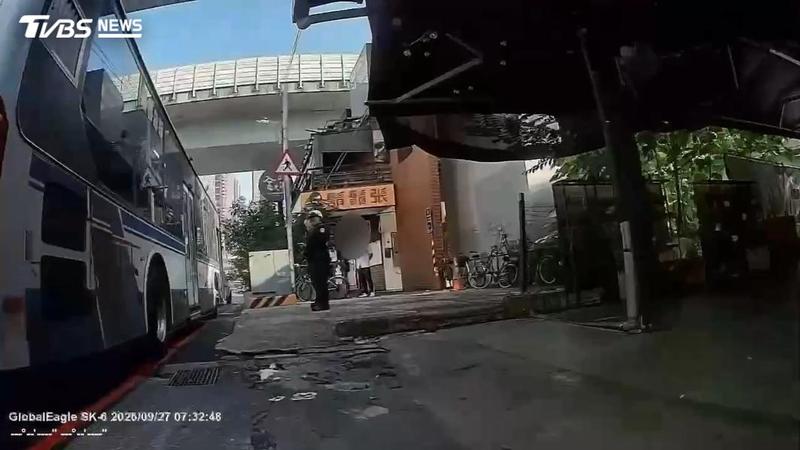乘客猝死在公車上,警方到場調查。(圖/TVBS)