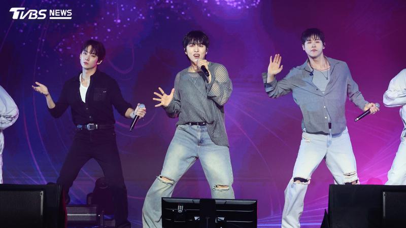B1A4孔燦(左起)、燦多、CNU熱力唱跳。(圖/趙世平攝)
