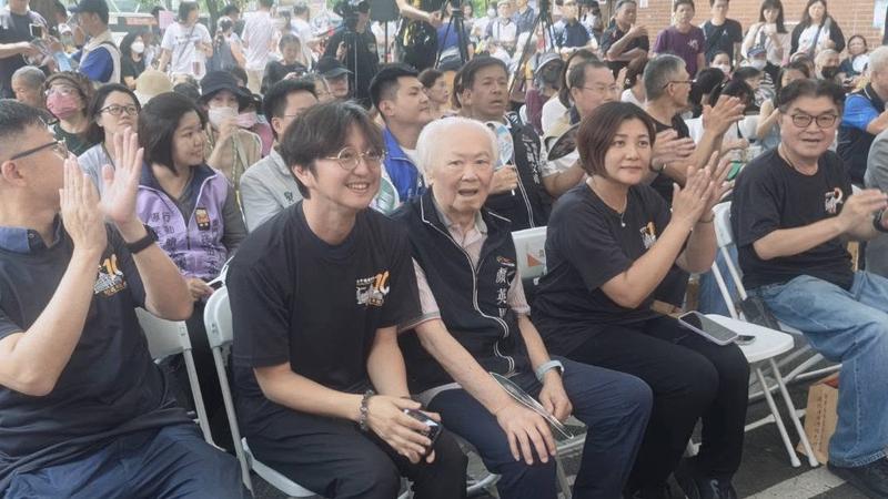 台中市政顧問顏英男(中)離世。(圖/翻攝自蔡官典臉書)