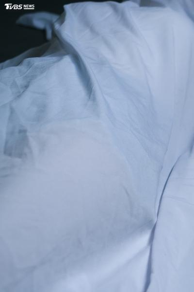 拿鍋子擋雨慘遭雷擊!印46歲婦被劈中 當場軟倒「全身冒煙亡」