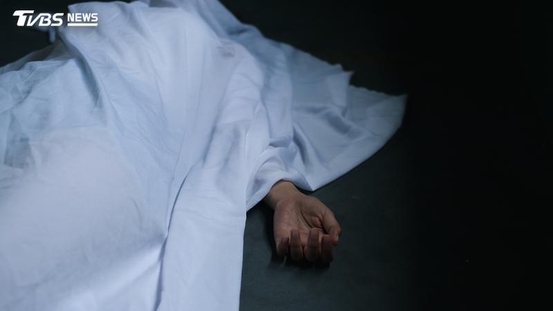 印度一名46歲婦人拿鍋子擋雨卻遭雷擊身亡。(示意圖/Shutterstock達志影像)