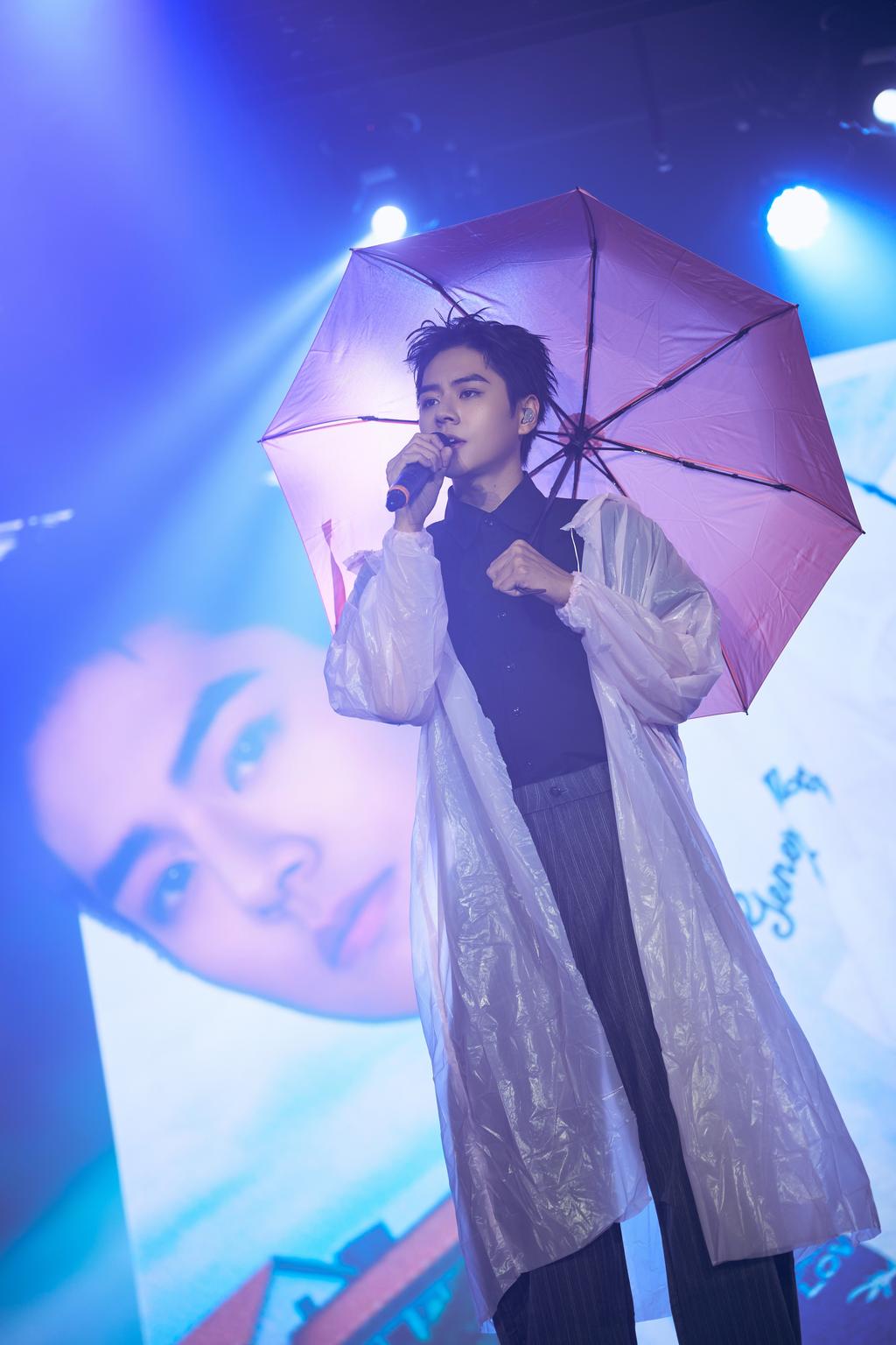 佳辰翻唱〈雨傘忘了帶走〉。（圖／索尼音樂提供）