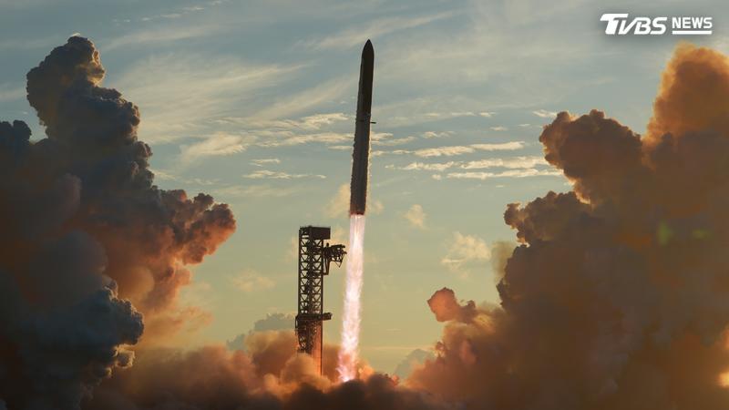美國太空探索科技公司(SpaceX)的大型火箭「星艦」今天首度成功進入地球軌道,並部署26顆新一代星鏈衛星。(圖/達志影像美聯社)
