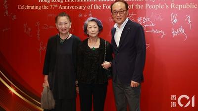 83歲白茵跟周潤發健走!老公方平笑:比較期待「跑後行程」