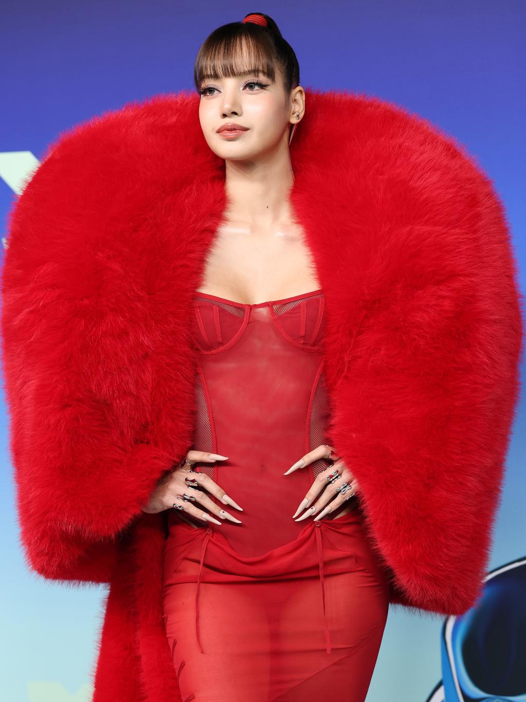 LISA穿鮮紅造型亮相紅毯,吸睛造型展現華麗氣勢。(圖/翻攝自IG@vmas)