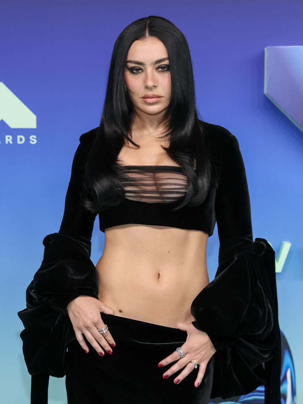 Charli XCX以優雅的Saint Laurent造型,營造出性感魅力。(圖/翻攝自IG@vmas)