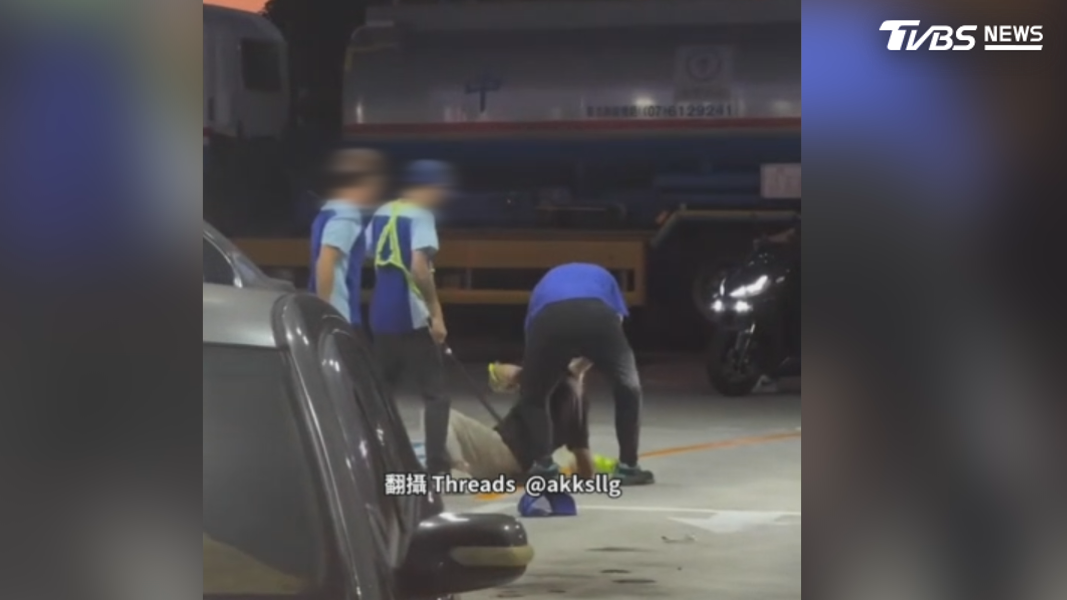 雙方隨後演變為肢體拉扯,員工身上的反光背心甚至被扯掉,場面一度失控(圖/翻攝 threads@ akksll)